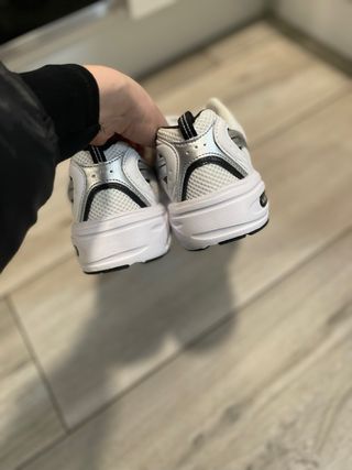 Zapatillas New Balance plateadas y blancas