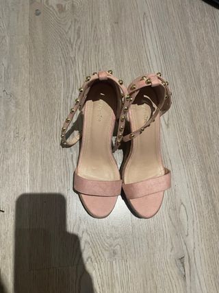 Sandalias rosas con tachuelas doradas
