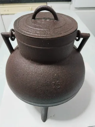 Olla antigua de hierro con tapa