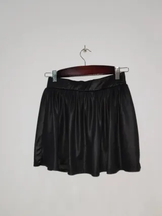 Falda negra corta