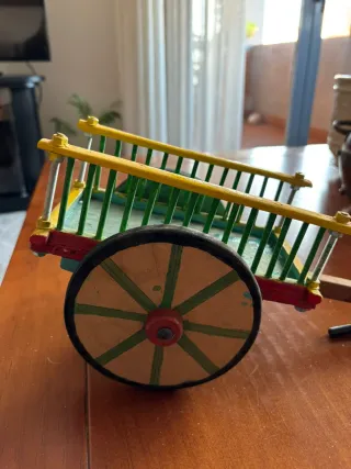 Carro de madera decorativo