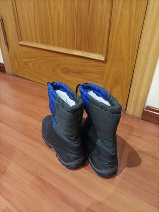 Botas de nieve azules y grises