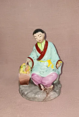 Figura porcelana china mujer cesta frutas 13cm
