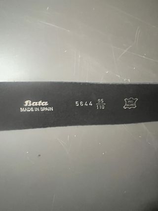 Cinturón negro con ojales metálicos