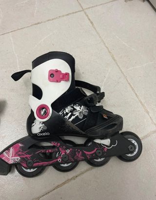 Patines en línea negros y blancos