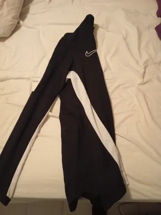 Sudadera deportiva Nike negra y blanca