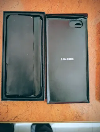 Samsung Galaxy Z Flip 5 bianco. Schermo interno rotto