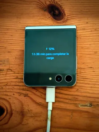 Samsung Galaxy Z Flip 5 bianco. Schermo interno rotto