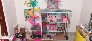 Casa LOL con tobogán y palmera