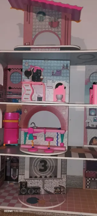 Casa LOL con tobogán y palmera