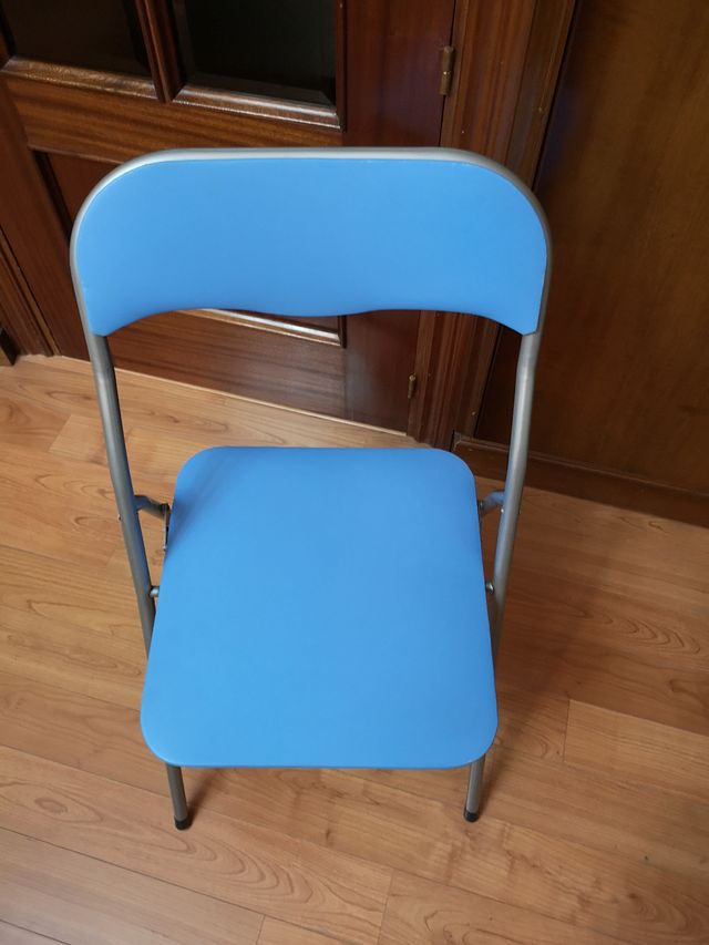 Silla plegable azul polipiel y metal plateado