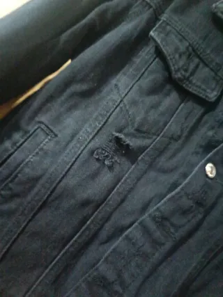 Chaqueta vaquera negra desgastada, modelo.