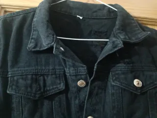 Chaqueta vaquera negra desgastada, modelo.