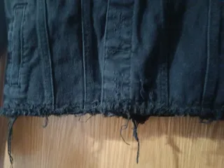 Chaqueta vaquera negra desgastada, modelo.