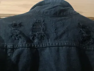 Chaqueta vaquera negra desgastada, modelo.