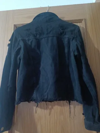 Chaqueta vaquera negra desgastada, modelo.