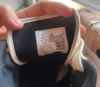 Jordan 1 Mid Mujer Beige y amarillo