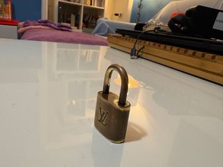 Lucchetto Louis Vuitton dorato senza chiave