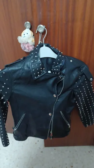 Chaqueta polipiel tachuelas Talla 36