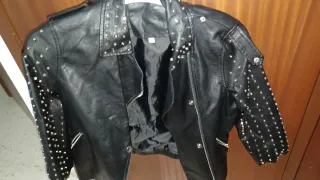 Chaqueta polipiel tachuelas Talla 36