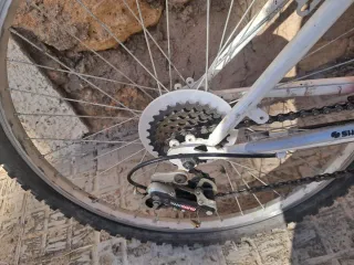 Bicicleta infantil blanca y rosa