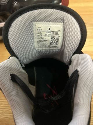 Zapatillas Jordan Negras y Rojas