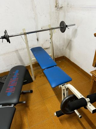 Banco de pesas y accesorios gimnasio