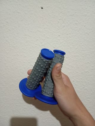 Puños de moto grises y azules