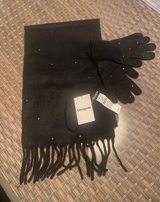 Bufanda y Guantes Desigual con Piedrecitas