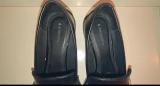 Mocasines Stradivarius negros con cadena dorada T4