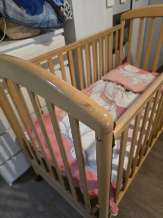 Cuna de madera con colchón