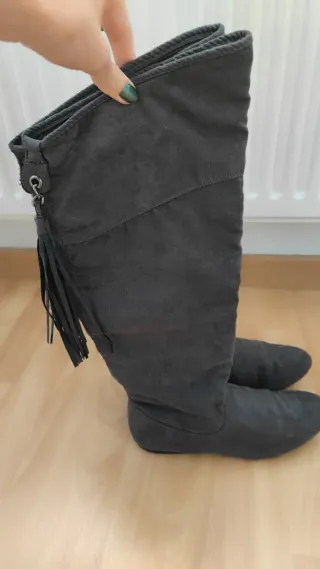 Botas grises de ante con flecos