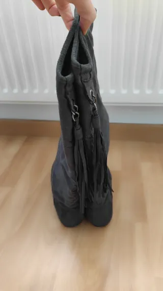 Botas grises de ante con flecos