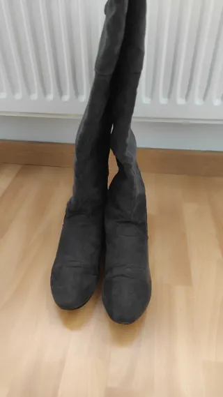 Botas grises de ante con flecos