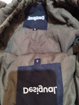 Abrigo Desigual verde con capucha y pelo