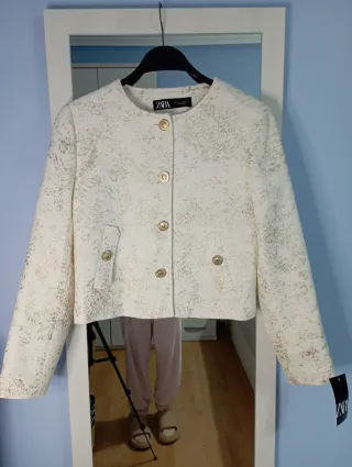 Chaqueta Zara Texturizada Dorada