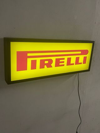 Insegna luminosa Pirelli box lamellare nero