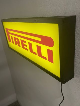 Insegna luminosa Pirelli box lamellare nero