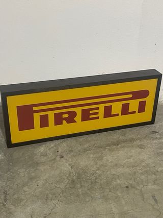 Insegna luminosa Pirelli box lamellare nero