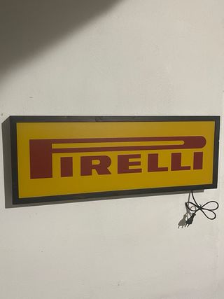 Insegna luminosa Pirelli box lamellare nero