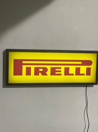 Insegna luminosa Pirelli box lamellare nero