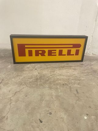 Insegna luminosa Pirelli box lamellare nero