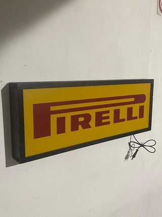 Insegna luminosa Pirelli box lamellare nero