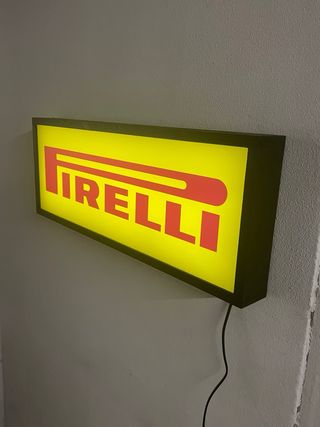 Insegna luminosa Pirelli box lamellare nero