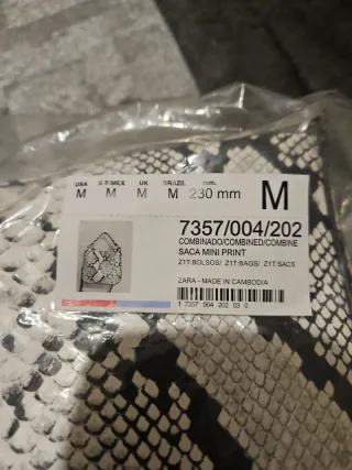 Bolso Zara efecto piel serpiente,con botones imant