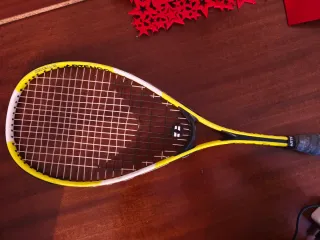 Raqueta de tenis amarilla y blanca