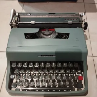 Macchina da scrivere Olivetti Lettera 32 full set