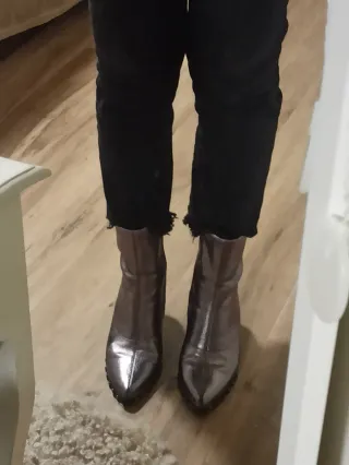 Botines plateados punta fina