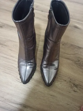 Botines plateados punta fina