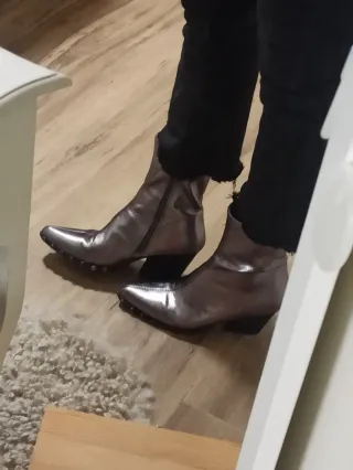 Botines plateados punta fina